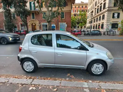 Usata Toyota Yaris 86 CV (63 kW) 2001 Grigio Berlina