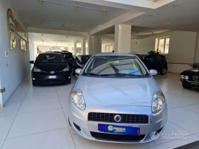 Usata Fiat Grande Punto Dynamic 65 CV (47 kW) 2006 Grigio metallizzato Utilitaria