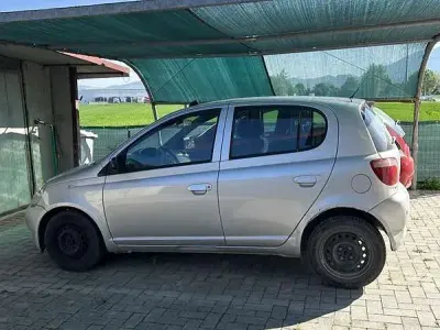 Usado Toyota Yaris 68 CV (50 kW) 2001 Gris Berlina