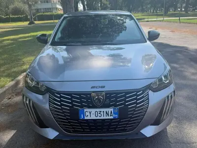 Usata Peugeot 208 Allure 101 CV (74 kW) 2025 Grigio Utilitaria