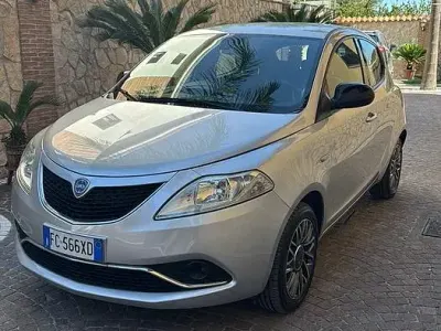 Usata Lancia Ypsilon Platinum 69 CV (50 kW) 2016 Grigio Utilitaria