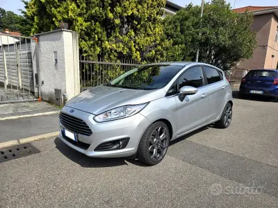 Usado Ford Fiesta Titanium 95 CV (69 kW) 2016 Gris Utilitario