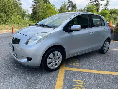 Usata Toyota Yaris Sol 69 CV (50 kW) 2007 Grigio Utilitaria