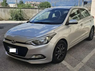 Usata Hyundai i20 Blackline 84 CV (61 kW) 2017 Argento Utilitaria