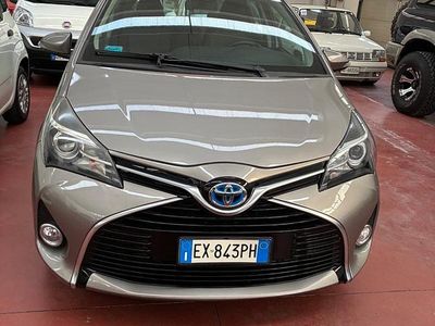 Usata Toyota Yaris Hybrid Style 74 CV (54 kW) 2014 Grigio Berlina