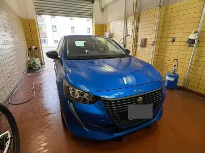 Usata Peugeot 208 101 CV (74 kW) 2022 Blu Utilitaria