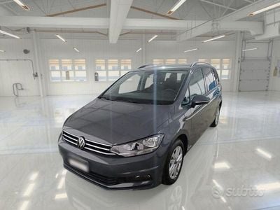 Usata VW Touran 150 CV (110 kW) 2021 Grigio scuro metallizzato Monovolume