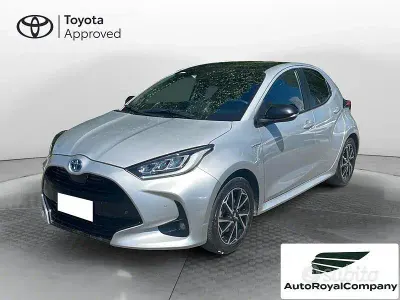 Begagnad Toyota Yaris Hybrid Lounge 116 HK (85 kW) 2021 Grå Sedan