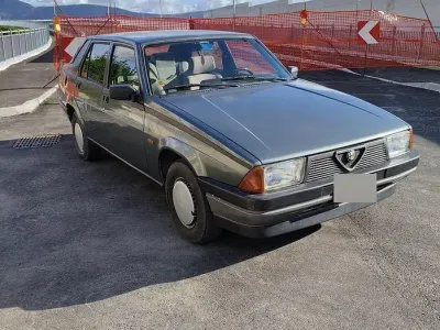 Usata Alfa Romeo 75 110 CV (80 kW) 1987 Grigio Berlina