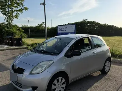 Usata Toyota Yaris 65 CV (47 kW) 2007 Grigio Utilitaria