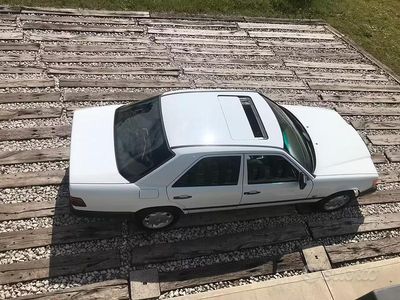 Usata Mercedes E250 90 CV (66 kW) 1987 Bianco Berlina