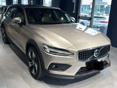 Begagnad Volvo V60 CC Ultimate 197 HK (144 kW) 2024 Guld Kombi