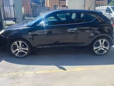 Begagnad Alfa Romeo MiTo 105 HK (77 kW) 2011 Svart Halvkombi