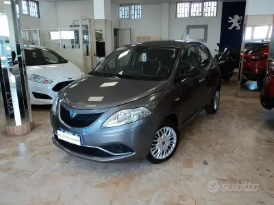 Usado Lancia Ypsilon Gold 69 HP (50 kW) 2016 Cinzento Citadino