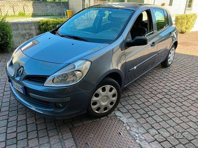 Käytetty Renault Clio II 75 HP (55 kW) 2005 Sedan