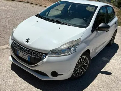 Usata Peugeot 208 68 CV (50 kW) 2013 Utilitaria