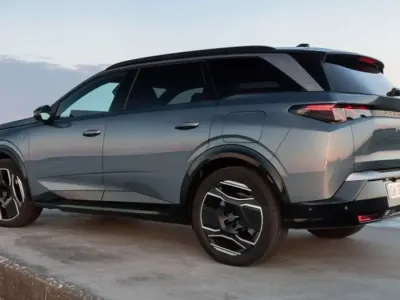 Nuova Peugeot 5008 Dual Motor 136 kW (185 CV) 2025 Argento SUV