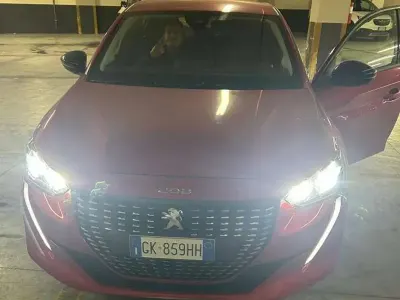 Usata Peugeot 208 Active 75 CV (55 kW) 2023 Rosso Utilitaria