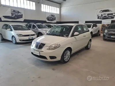 Usado Lancia Ypsilon 77 HP (56 kW) 2011 Branco Citadino