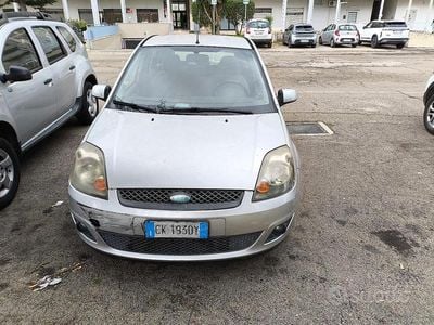 Usata Ford Fiesta 68 CV (50 kW) 2003 Grigio Utilitaria