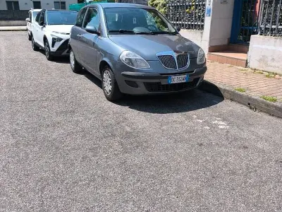 Usata Lancia Ypsilon 60 CV (44 kW) 2006 Bluazzurro Utilitaria