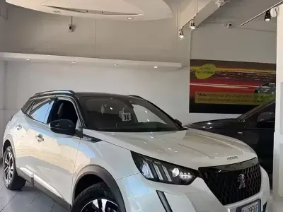 Usado Peugeot 2008 GT 131 CV (96 kW) 2020 Blanco SUV