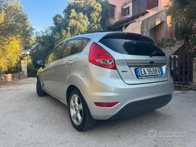 Usata Ford Fiesta 53 CV (38 kW) 2010 Grigio Berlina