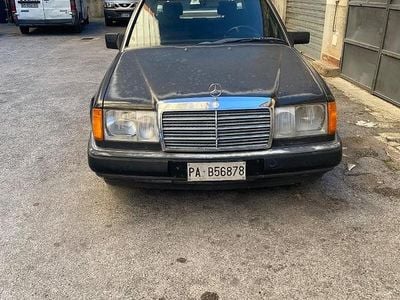 Usata Mercedes E200 122 CV (89 kW) 1991 Nero Berlina