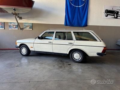 Usata Mercedes 300 125 CV (91 kW) 1984 Beige Station wagon