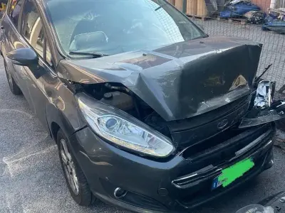 Usata Ford Fiesta 75 CV (55 kW) 2017 Grigio Utilitaria