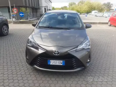 Gebraucht Toyota Yaris Active 69 PS (50 kW) 2017 Grau Limousine