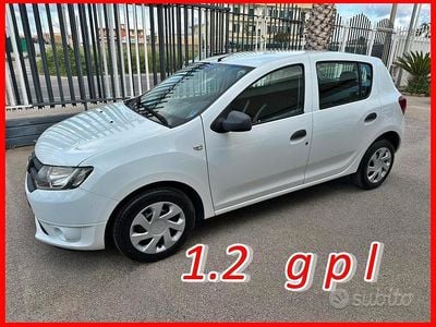 Begagnad Dacia Sandero Lauréate 75 HK (55 kW) 2013 Vit Sedan
