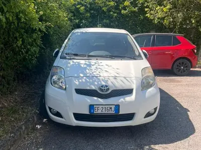 Usata Toyota Yaris 90 CV (66 kW) 2011 Bianco Utilitaria