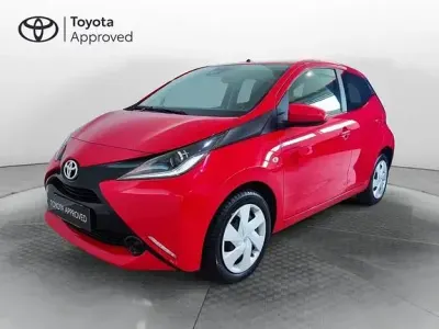 Käytetty Toyota Aygo X-play 69 HP (50 kW) 2018 Punainen Viistoperä
