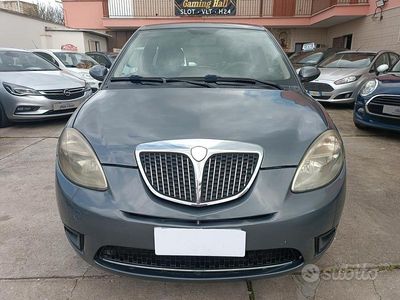Usata Lancia Ypsilon 70 CV (51 kW) 2004 Grigio Utilitaria