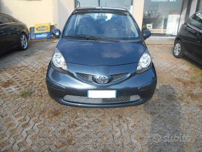 Usata Toyota Aygo 68 CV (50 kW) 2005 Grigio Utilitaria