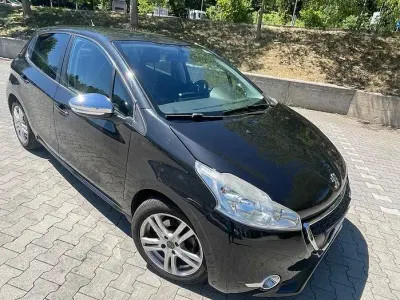 Usata Peugeot 208 Active 82 CV (60 kW) 2012 Nero Utilitaria