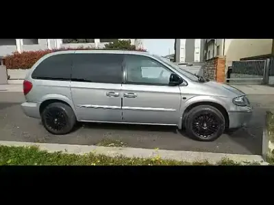 Usata Chrysler Voyager 174 CV (127 kW) 2001 Grigio Monovolume