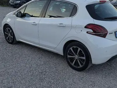 Usata Peugeot 208 Allure 100 CV (73 kW) 2016 Bianco Utilitaria