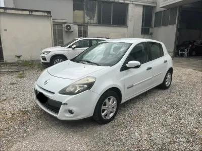 Usata Renault Clio II 75 CV (55 kW) 2010 Bianco Berlina