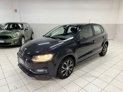 Usado VW Polo 75 CV (55 kW) 2015 Gris Berlina