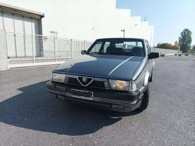 Usata Alfa Romeo 75 Quadrifoglio Verde 165 CV (121 kW) 1991 Grigio Berlina