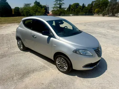 Usata Lancia Ypsilon 80 CV (58 kW) 2014 Grigio Utilitaria