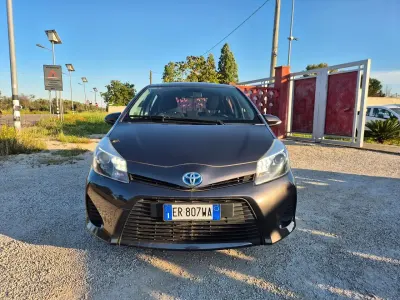 Usata Toyota Yaris Hybrid Lounge 74 CV (54 kW) 2013 Nero Berlina