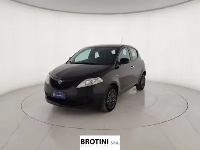 Begagnad Lancia Ypsilon Gold 69 HK (50 kW) 2019 Svart