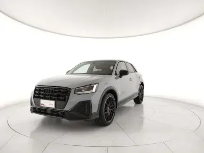 Usata Audi Q2 Ambiente 150 CV (110 kW) 2022 1x grigio freccia effetto perla SUV
