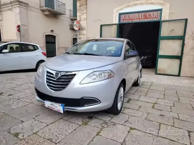 Usado Lancia Ypsilon Gold 69 HP (50 kW) 2015 Cinzento Citadino