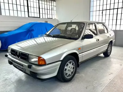 Brugt Alfa Romeo 33 Quadrifoglio Verde 105 HK (77 kW) 1985 Grå Sedan