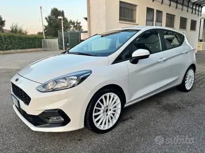 Usata Ford Fiesta 86 CV (63 kW) 2018 Bianco Utilitaria