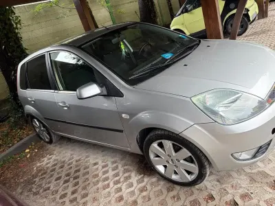 Usata Ford Fiesta 68 CV (50 kW) 2005 Grigio Utilitaria